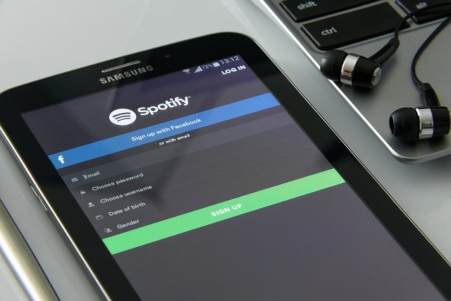 A Content Advisory Will Be Added To Podcasts That Address COVID, According To Spotify